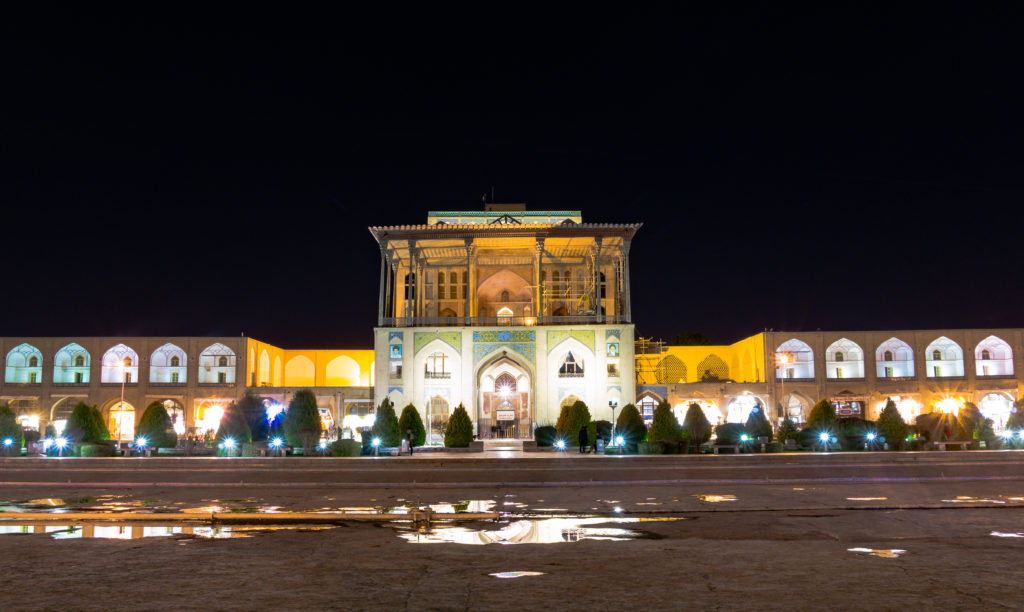 Ali Qapu palace at night